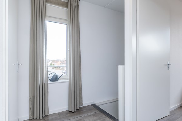 Foto - Te koop: Op goede en in geliefde woonwijk in Voerendaal gelegen halfvrijstaande bovenwoning (type B3 maisonnette), met o.a. dakterras, separate berging op de begane grond en eigen parkeerplaats. 